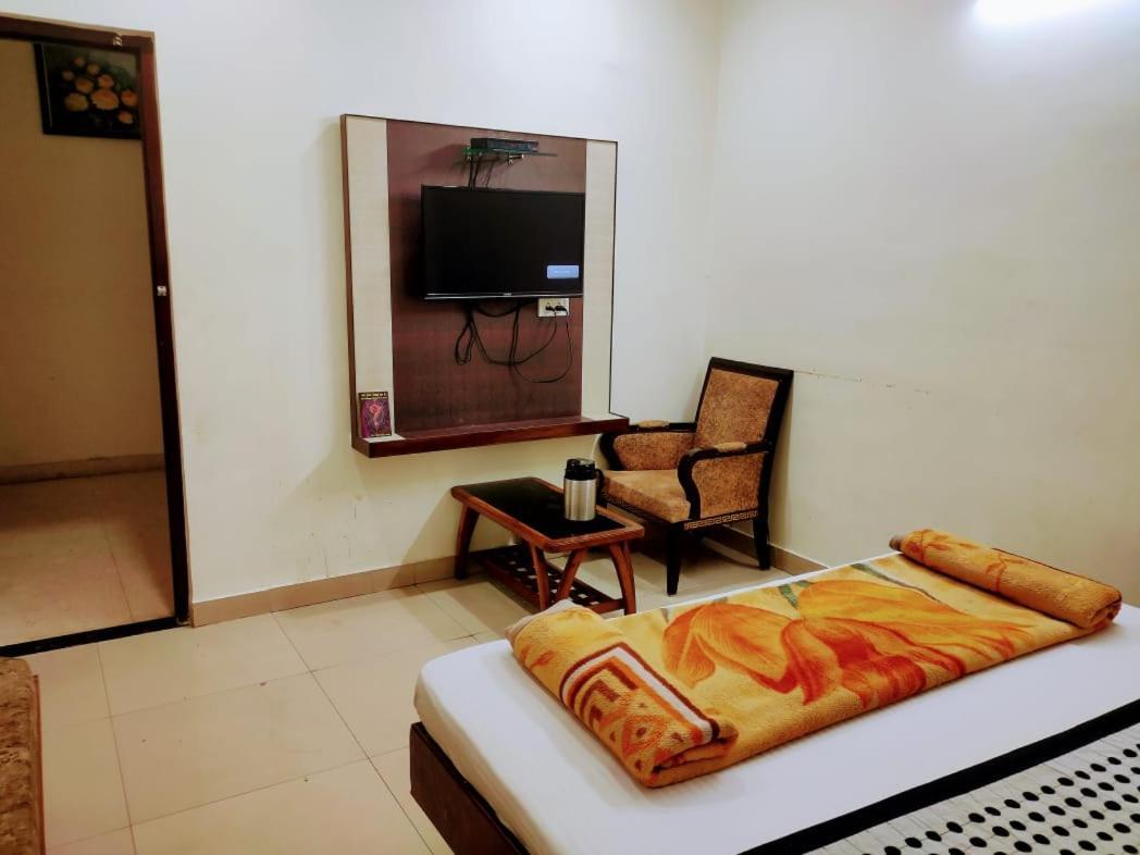 Hotel Diamond Nuova Delhi Esterno foto